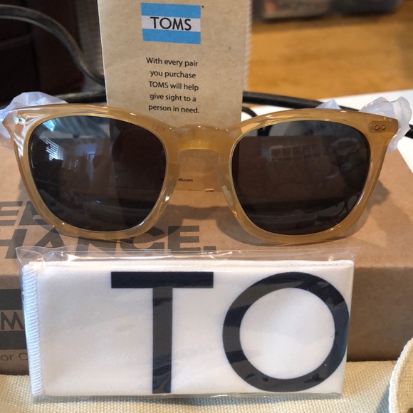 Accessories - TOMS MAXWELL SUNGLASSES 🕶